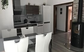 Příjemný apartmán Křoví v rodinném domku se sdíleným bazénem, terasou a zahradou